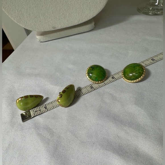 Two pair of vintage green earrings - Picture 2 of 6